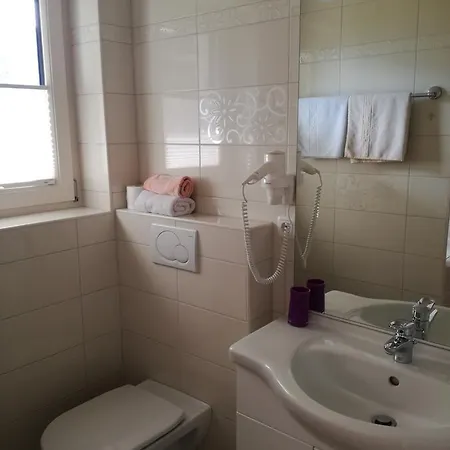 Gaestehaus Holaus בית הארחה 3*