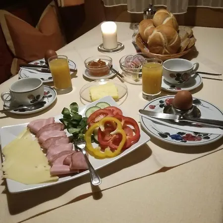 Casa de hóspedes Gaestehaus Holaus *